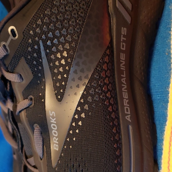 Brooks - Picture 4 of 9